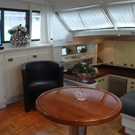 Úszó hotel Dutch Yachthotel